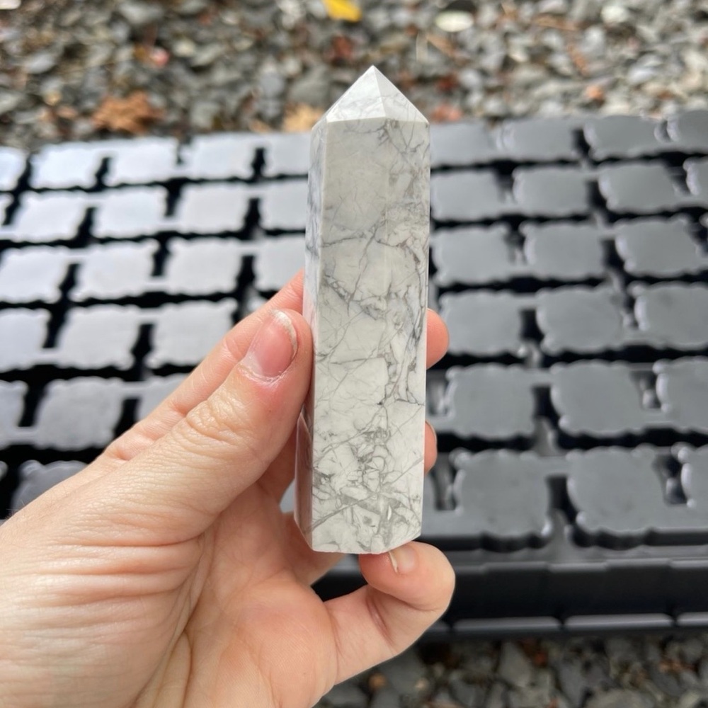 White Howlite tower - Picture 2 of 3